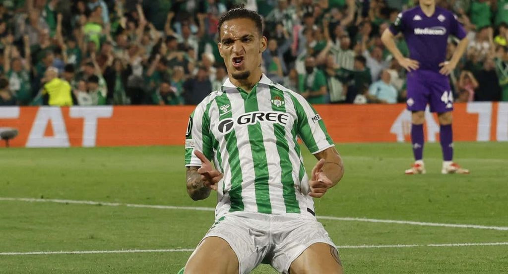 El brasileño Antony celebra su gol a la Fiorentina en la ida.