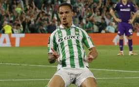 El brasileño Antony celebra su gol a la Fiorentina en la ida.