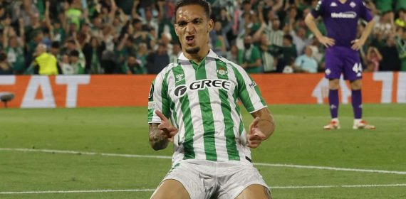 El brasileño Antony celebra su gol a la Fiorentina en la ida.