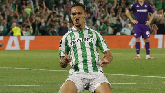 El brasileño Antony celebra su gol a la Fiorentina en la ida.