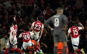 Los jugadores del Arsenal celebran uno de los goles de su partido ante el Real Madrid.
