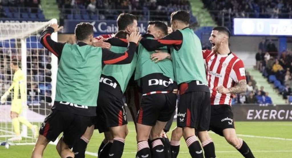 Los futbolistas rojiblancos celebran uno de los goles de la victoria en Getafe.