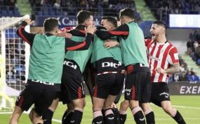 Los futbolistas rojiblancos celebran uno de los goles de la victoria en Getafe.