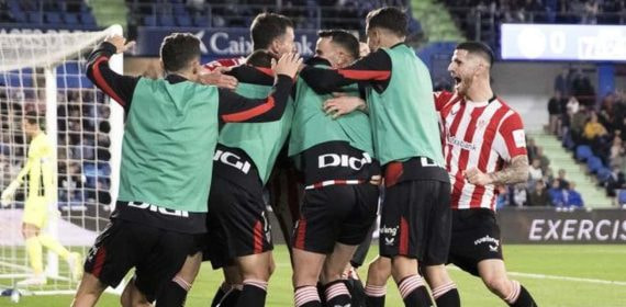 Los futbolistas rojiblancos celebran uno de los goles de la victoria en Getafe.