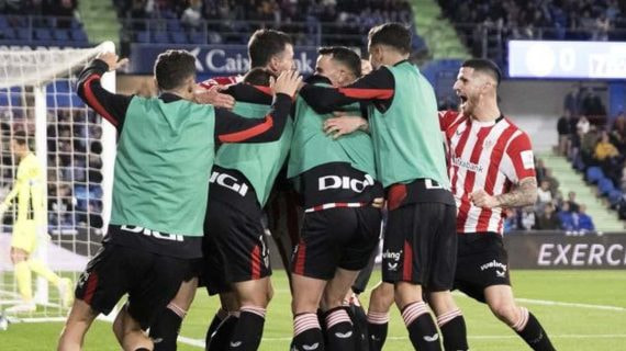 Los futbolistas rojiblancos celebran uno de los goles de la victoria en Getafe.