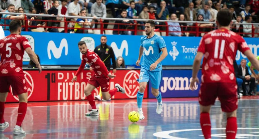 Bebe controla el balón ante David Álvarez en un partido ante ElPozo Murcia.