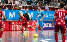 Bebe controla el balón ante David Álvarez en un partido ante ElPozo Murcia.