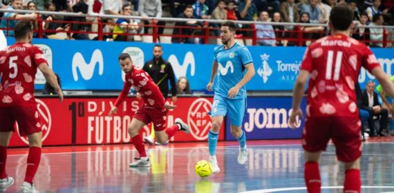 Bebe controla el balón ante David Álvarez en un partido ante ElPozo Murcia.