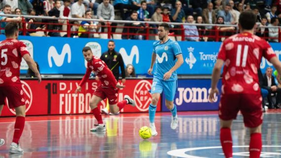 Bebe controla el balón ante David Álvarez en un partido ante ElPozo Murcia.