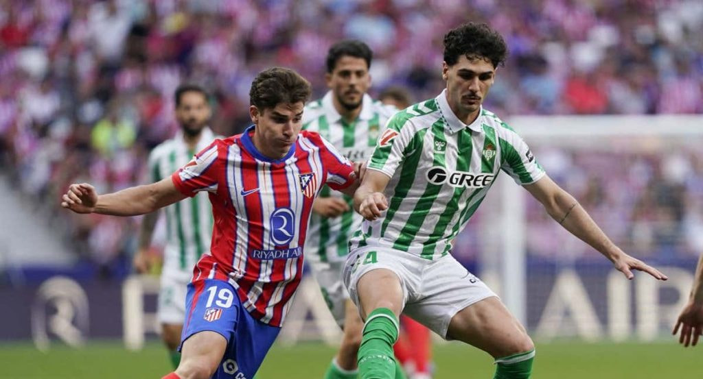Johnny Cardoso lucha un balón con Julián Álvarez.