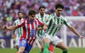 Johnny Cardoso lucha un balón con Julián Álvarez.