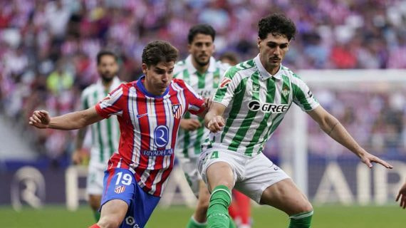Johnny Cardoso lucha un balón con Julián Álvarez.