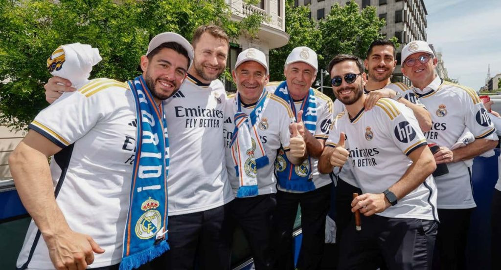 Carlo Ancelotti, en el centro, celebra con su staff técnico la última Champions conseguida.