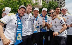 Carlo Ancelotti, en el centro, celebra con su staff técnico la última Champions conseguida.