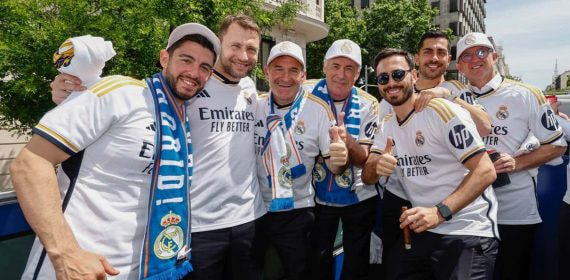 Carlo Ancelotti, en el centro, celebra con su staff técnico la última Champions conseguida.