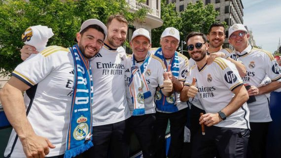 Carlo Ancelotti, en el centro, celebra con su staff técnico la última Champions conseguida.