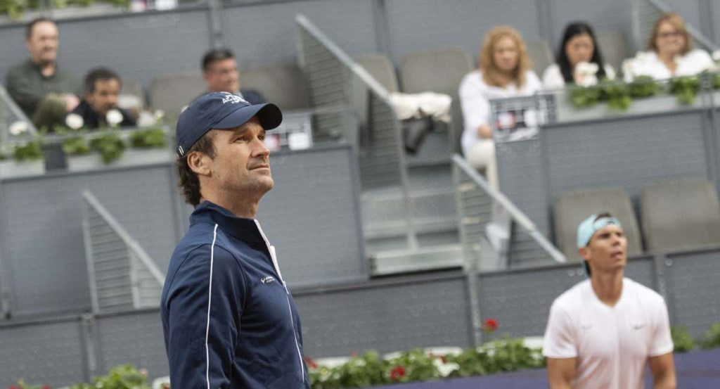 Carlos Moyà, durante un entrenamiento con Rafael Nadal en la Caja Mágica en 2022.