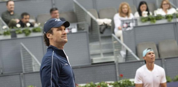 Carlos Moyà, durante un entrenamiento con Rafael Nadal en la Caja Mágica en 2022.