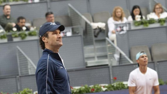 Carlos Moyà, durante un entrenamiento con Rafael Nadal en la Caja Mágica en 2022.