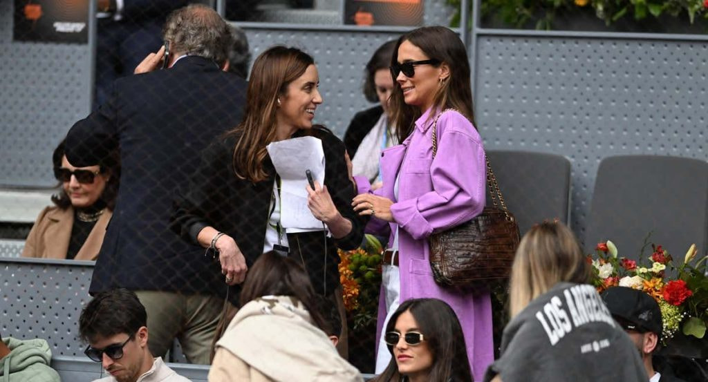 Carmen Boné, de negro, conversa con la 'influencer' María Pombo, de rosa, en los palcos de la Manolo Santana.