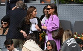 Carmen Boné, de negro, conversa con la 'influencer' María Pombo, de rosa, en los palcos de la Manolo Santana.