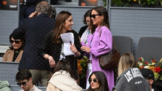 Carmen Boné, de negro, conversa con la 'influencer' María Pombo, de rosa, en los palcos de la Manolo Santana.