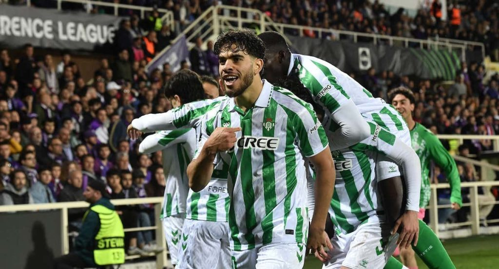 Ez Abde celebra un gol con el Betis en la Conference League.