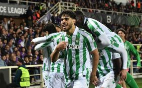 Ez Abde celebra un gol con el Betis en la Conference League.