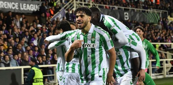 Ez Abde celebra un gol con el Betis en la Conference League.