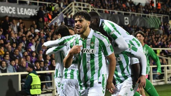 Ez Abde celebra un gol con el Betis en la Conference League.