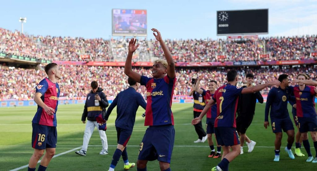 Los jugadores del Barcelona celebran la victoria en El Clásico contra el Real Madrid.
