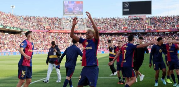 Los jugadores del Barcelona celebran la victoria en El Clásico contra el Real Madrid.