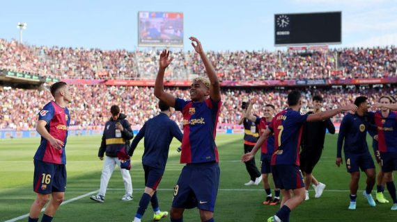 Los jugadores del Barcelona celebran la victoria en El Clásico contra el Real Madrid.