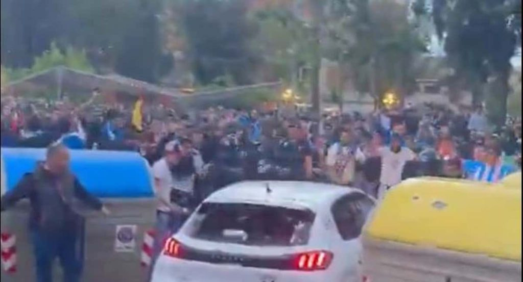 El coche a punto de embestir a aficionados.