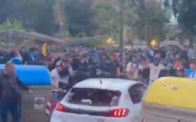 El coche a punto de embestir a aficionados.