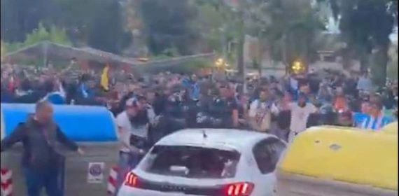 El coche a punto de embestir a aficionados.