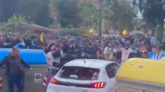 El coche a punto de embestir a aficionados.