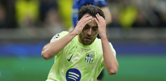 Eric García se lleva las manos a la cabeza después de fallar una ocasión en Milán.