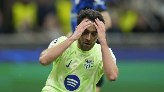 Eric García se lleva las manos a la cabeza después de fallar una ocasión en Milán.