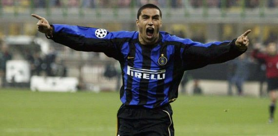 Iván Córdoba celebra un gol.