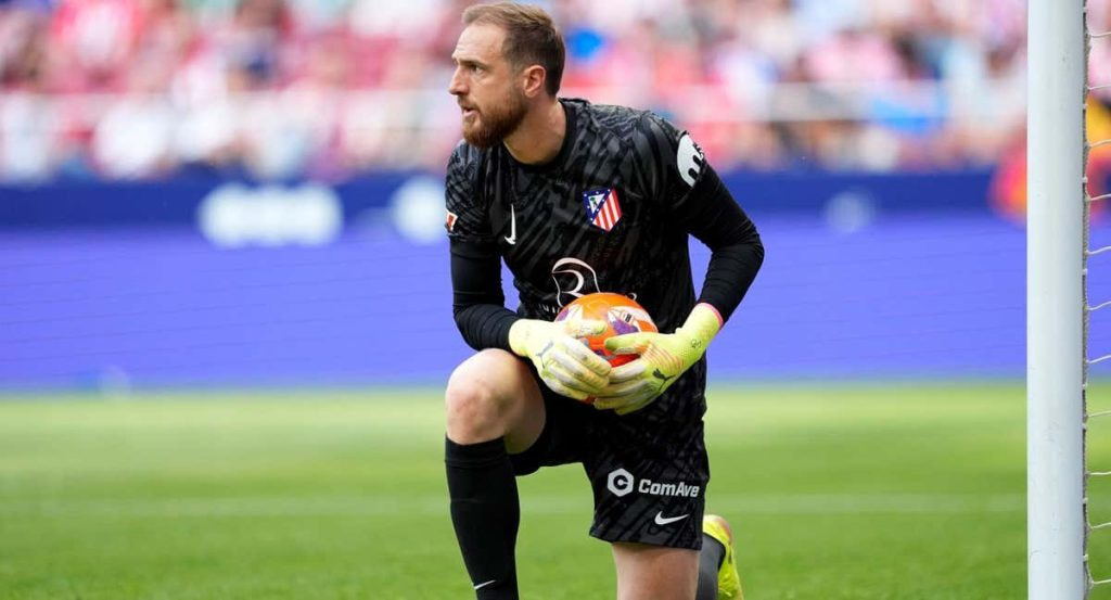 Jan Oblak con el balón en las manos en el partido ante el Betis.