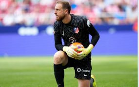 Jan Oblak con el balón en las manos en el partido ante el Betis.