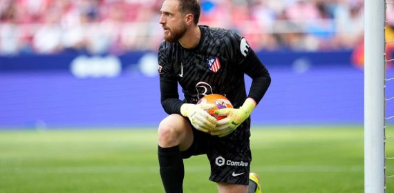 Jan Oblak con el balón en las manos en el partido ante el Betis.