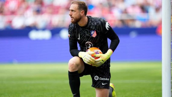 Jan Oblak con el balón en las manos en el partido ante el Betis.