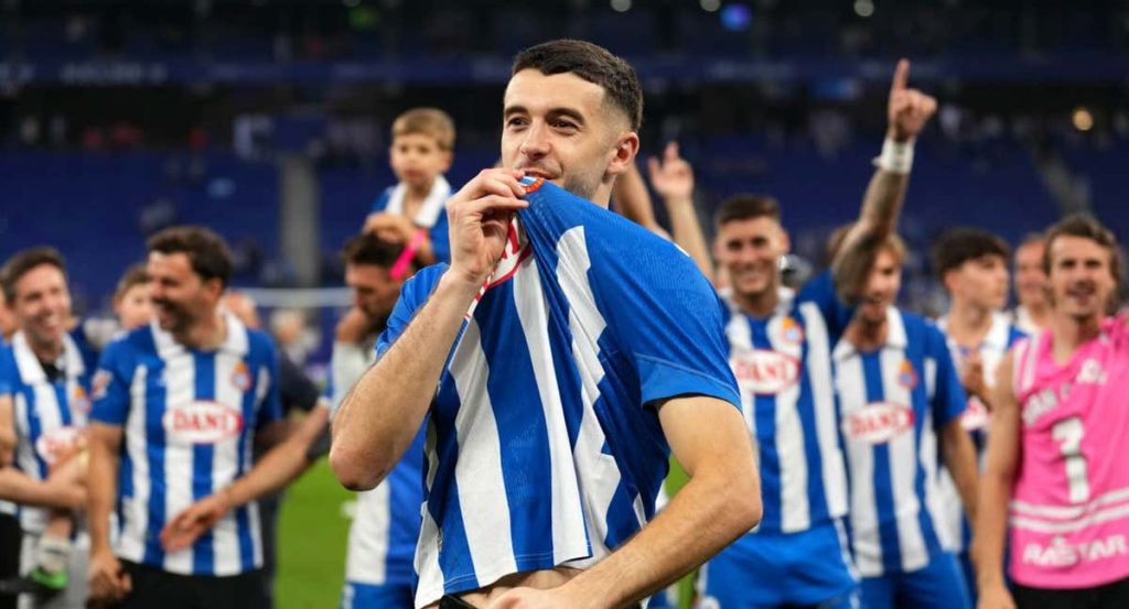Joan Garcia, besándose el escudo del Espanyol, el pasado sábado tras lograr la salvación.