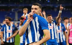 Joan Garcia, besándose el escudo del Espanyol, el pasado sábado tras lograr la salvación.