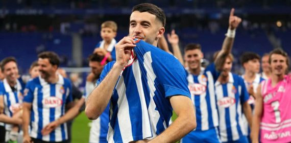 Joan Garcia, besándose el escudo del Espanyol, el pasado sábado tras lograr la salvación.
