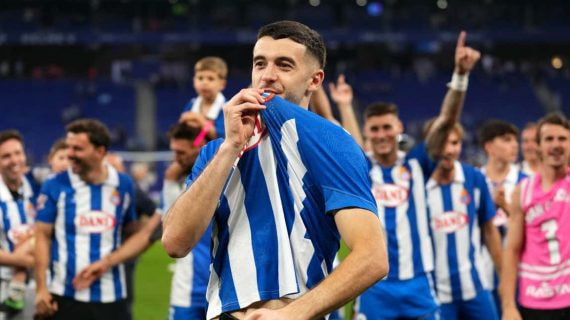 Joan Garcia, besándose el escudo del Espanyol, el pasado sábado tras lograr la salvación.