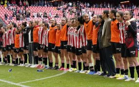 Las futbolistas del Athletic Club durante un partido en San Mamés.