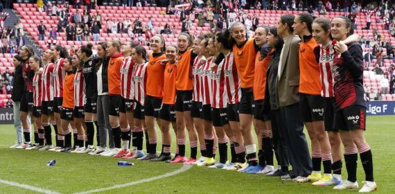 Las futbolistas del Athletic Club durante un partido en San Mamés.